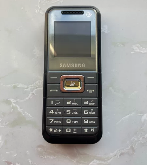 三星小手机，信号强，待机时间长，皮实的很，...