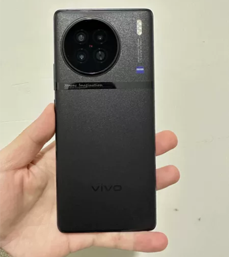 vivo X90，黑色8-256。用不惯，...