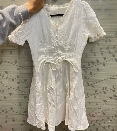 白色短裙 适合瘦的小个子 有小瑕疵 穿了两...