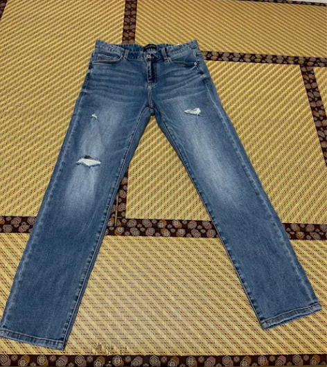 太平鸟男士直筒破洞牛仔裤，498元买的，保...