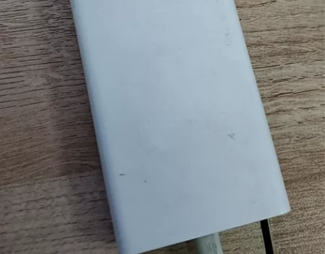 小米充电宝。2万毫安。一切功能正常。表面有...