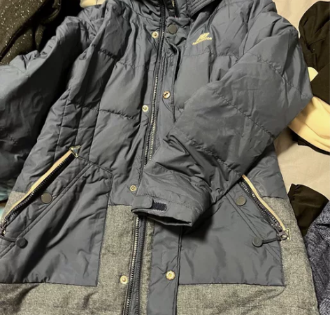 新百伦羽绒服，没有任何破损，衣服还是挺新的...