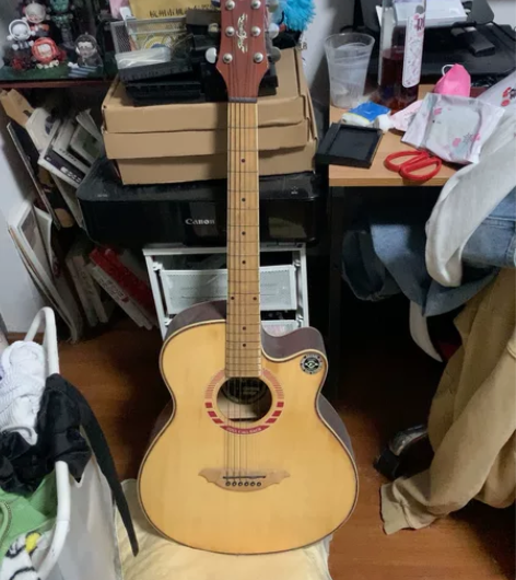 很早以前买的吉他 还能正常弹搬家用不到了 ...