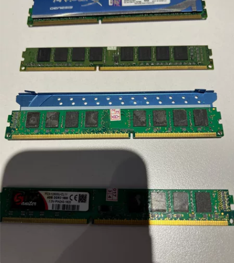 DDR3内存 4*4G 1600上面两根是...