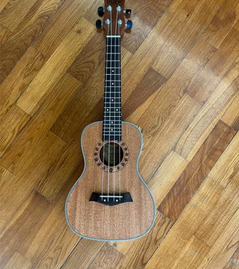 几乎全新的尤克里里，孩子不喜欢 ，只玩过一...