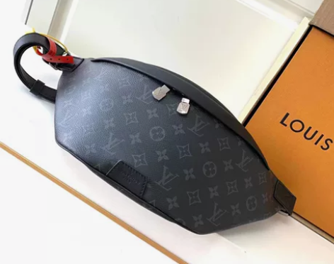 LV男士腰包胸包经典款男士lv邮差包斜挎包...