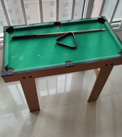 儿童台球桌，两根台球棍，球不全了，少许灰尘...