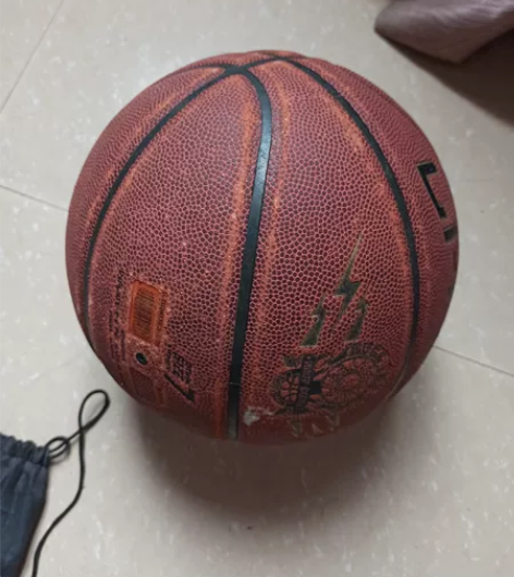 闲置篮球，送装篮球的袋子 感兴趣的话点“我...