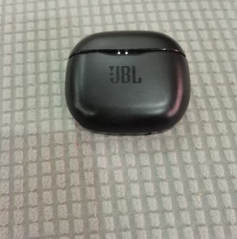 jBL蓝牙耳机，能充电，连接手机能响，成色...