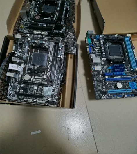 技嘉A58/A88XM主板  三片 放着一...
