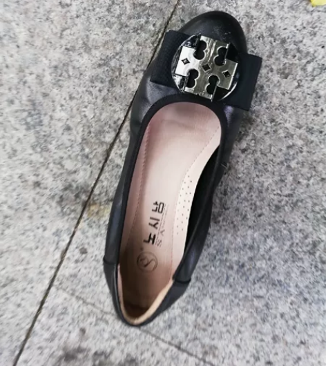 真皮妈妈鞋，实体店买的，35码偏小，适合3...