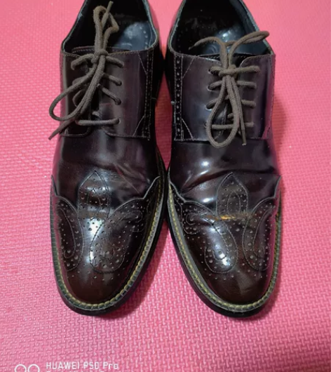 布洛克头层牛皮鞋39码，轻微磨损，非常新，...