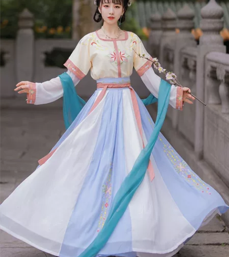 汉服和鞋子，都一次都没穿过，一起出 感兴趣...