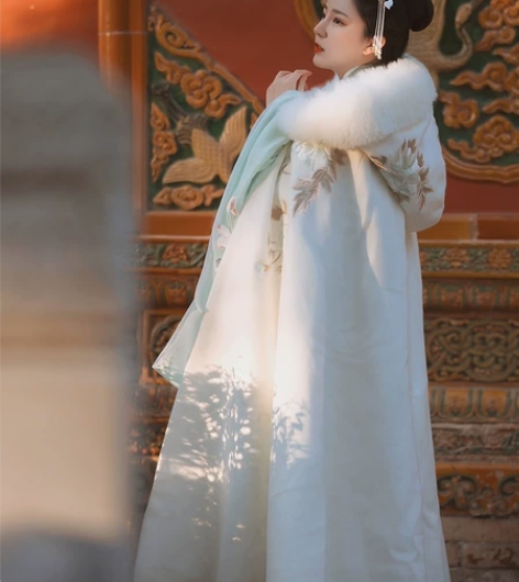 纳兰词 斗篷 下摆有一些泥点，大刀不包邮出...