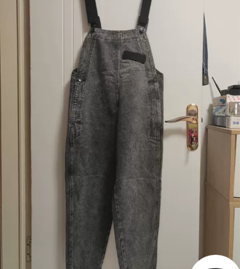 背带牛仔裤，给孩子买的，孩子太瘦，撑不起来...