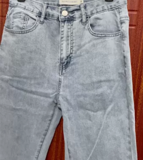 韩版微喇叭牛仔裤浅蓝色女款，M码，腰围68...