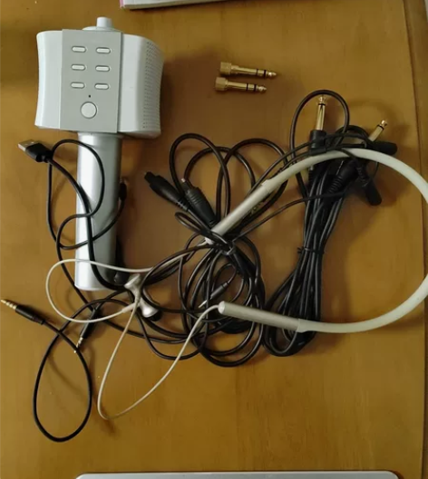 整理出来的一堆杂物,包括纽曼的K歌话筒(话...