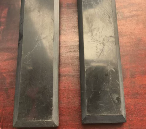镇纸！纯黑色石头，纯黑色镇纸一对，有点划痕...