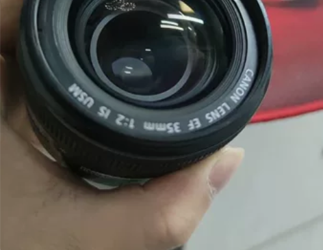 去年买的，自用佳能ef35 2.0定焦镜头...