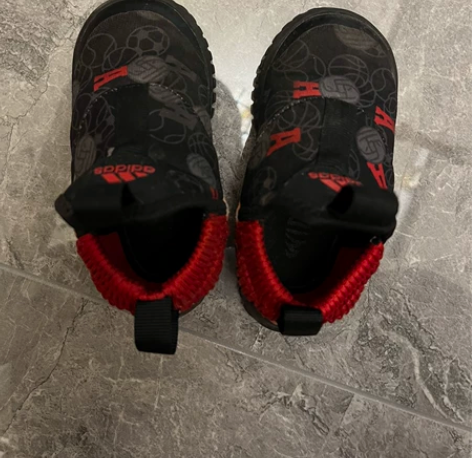 阿迪宝宝运动鞋休闲鞋，22码适合脚长12....