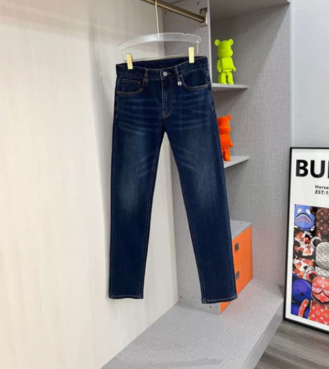 杰尼亚超弹男士牛仔裤;面料柔软。面料薄厚适...