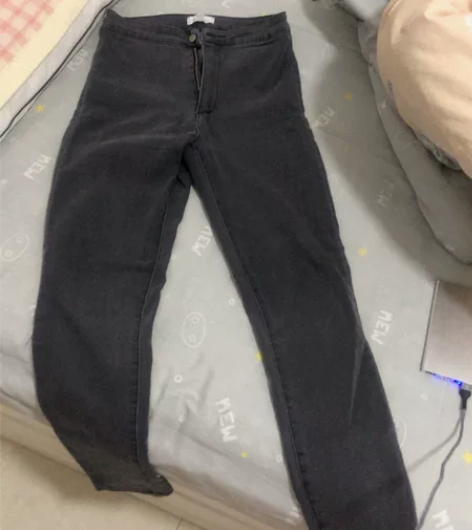 小脚牛仔裤 无污渍 实体店大几百买的 穿2...