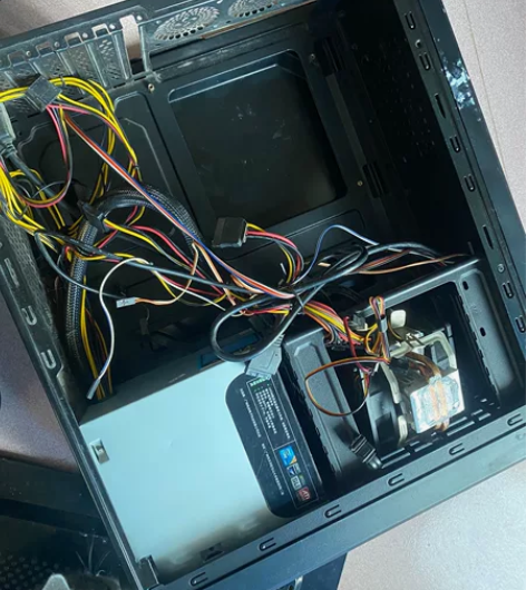 机箱跟电源都是好的，还有一个散热器，一起出...