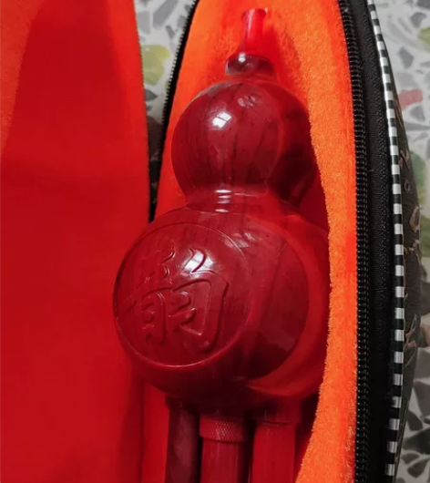 行至葫芦丝一套，胶制，当初购买时差不多90...