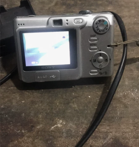 带充电器的索尼牌数码相机.就是内存不足.我...