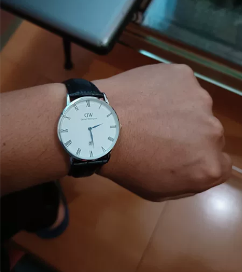 DW手表,瑞士机芯。刚换表带,和电子。一切...