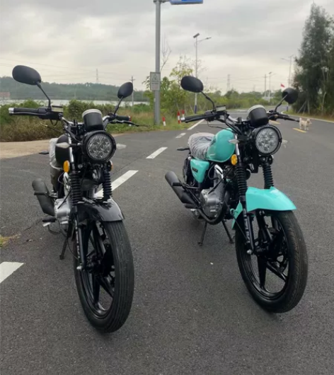 二手摩托车网红铃木复古150CC  九成新...