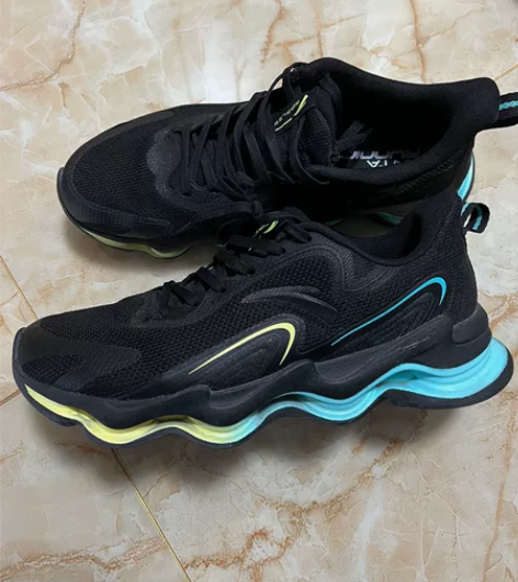 安踏男跑步鞋 43码 出个人一手安踏男跑鞋...