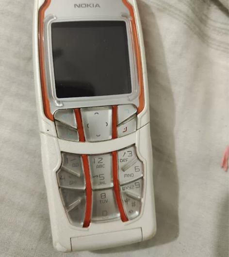 诺基亚3108背剑侠,成色不错,就是开机键...