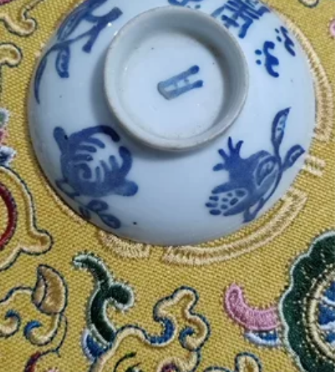 清代的青花盖碗的上盖完整可配,上面有月记款...