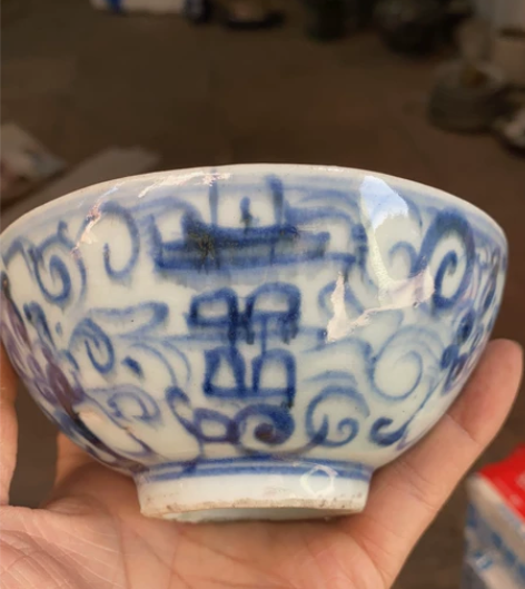 非常漂亮的茶碗一个有点不圆，除了底部有刻字...