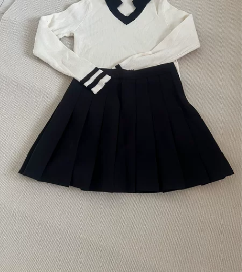 针织翻领上衣+黑色百褶裙（均s码） 感兴趣...