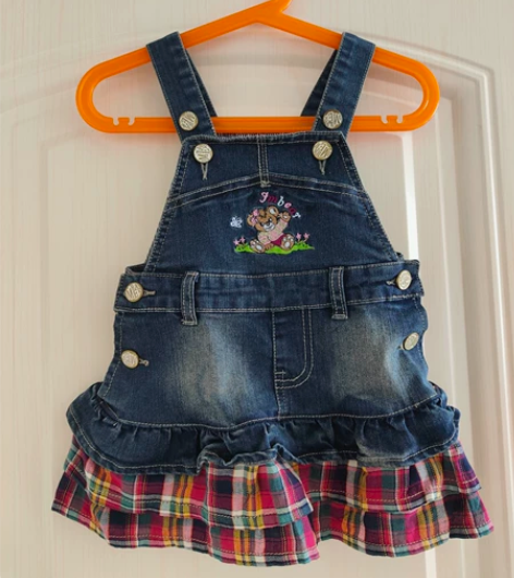 杰米熊英伦风牛仔裙。颜值非常高。背带上有两...