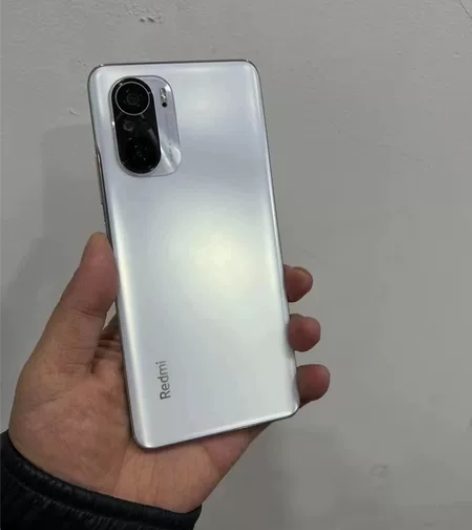 性能小钢炮,红米k40pro白色,运行8g...