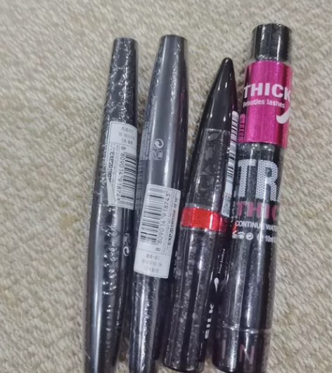 菲诗小铺睫毛膏两只，其他品牌睫毛膏两只，单...