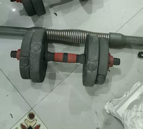 哑铃杠铃一套 有想要的包邮拿走。 感兴趣的...