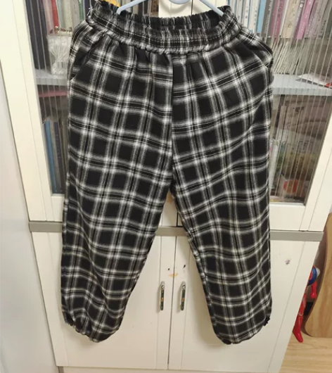 松紧腰盒格子女裤，裤脚松紧的，里面加绒的。...