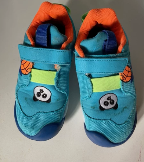 阿迪小童运动鞋 没咋穿，很新。59便宜出啦...