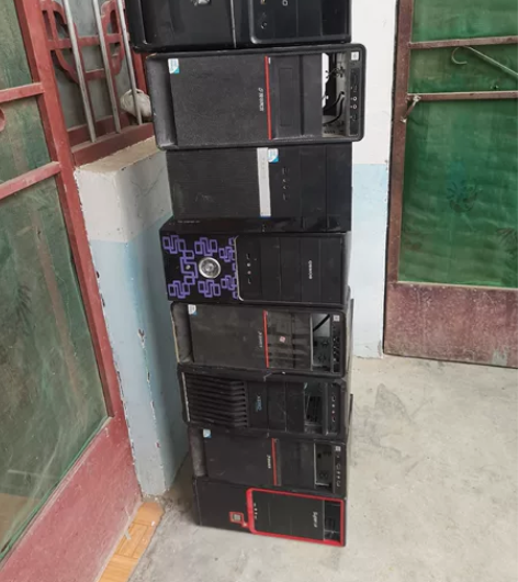 出几个空机箱,有好有坏,打包出,8个,最好...