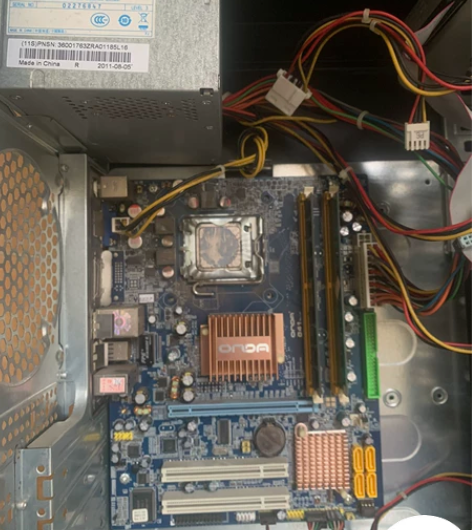 废旧电脑带机箱出售 好坏不详处理器,光驱,...