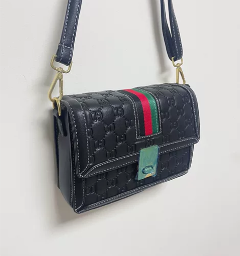 全新压花斜挎包!皮质超级软!双隔层+双肩带...