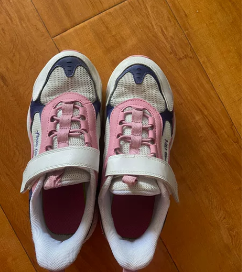 安踏女童运动鞋 万达买的质量不错穿了加起来...