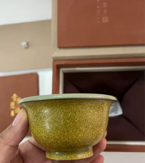 陈慧芳【茶叶末压手杯】 陈爱民的爱女，她父...