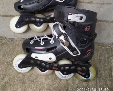 轮滑鞋带彩灯。看好的联系我,新浦海州可以送...