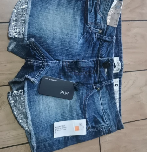 牛仔短裤，裤兜底边为外露亮片，比较有特点，...