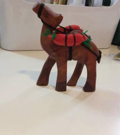 在新疆买的一个单峰骆驼小木雕,高约12.8...